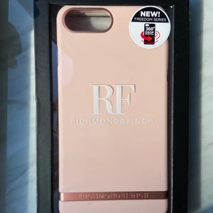 Mobilskal  - Säljer detta skal från richmond & finch i nyskick, aldrig använts. Passar för iPhone 6/6S/7/8 PLUS🙃   Jag står för leveransen via postnord 