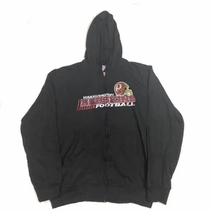 Washington Redskins Vintage Hoodie - Säljer en skit snygg vintage hoodie i storlek large och passar skit snyggt oversized om man har storlek Medium eller small. Hoodien är i jätte bra skick. Skickar endast👍🏻 Ha en bra dag!
