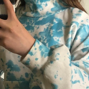 Croppad tie-dye sweatshirt strl XS - Säljer denna tröja då den nu längre inte kommer till användning. Köpte den i slutet av förra året och knappt använt den. Storlek 152/160 men passar som XS. Kom privat om du är intresserad. (Fraktpris skrivs också privat)