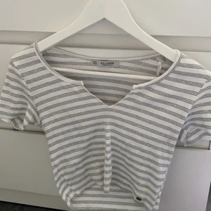 randig tshirt - säljer denna randiga croppade tshirten från pull&bear som bara använts 1 gång då den inte är min stil :) lite croppad och har en liten urringning
