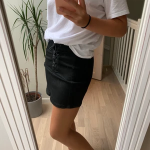 Kjol med snörning - Jättefin kjol från Gina med snörning där fram. Frakt tillkommer 66 kr.