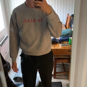 Grå crewneck  - Tröja med tryck ”be kind” använd fåtal gånger.