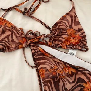 Oanvänd bikini från ASOS - Oanvänd med lappar/skydd kvar. Storlek 34 i underdel och 38 i överdel.