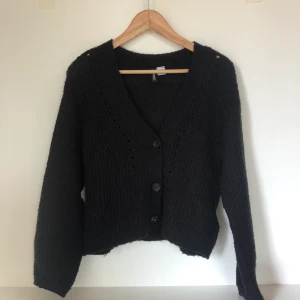 Kofta svart - En fin svart stickad kofta🦋💕