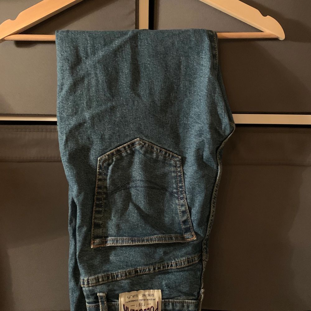 Blåa jeans från pull&bear, storlek 36. Säljer för 100kr+frakt eller om man vill mötas upp i sthlm. Jeans & Byxor.