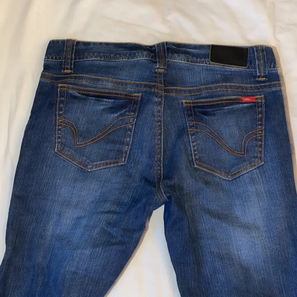 Jättesnygga långa jeans från Only, fin mörkblå tvätt och silverdetaljer, storlek S/M . Jeans & Byxor.