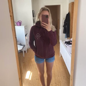Hoodie från Dope - Snygg Hoodie som typ aldrig är använd då den legat långt ner i byrån haha. Tryck både fram och bak. Kan skickas om du står för frakten. Nypris: 699. 