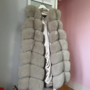 Pälsväst  - Jättefin pälsväst i silverräv köpt från ESTHER Stockholm. Knappt använd. Nypris 7000:- SEK. Jag är 177 och den slutar precis under rumpan på mig. 