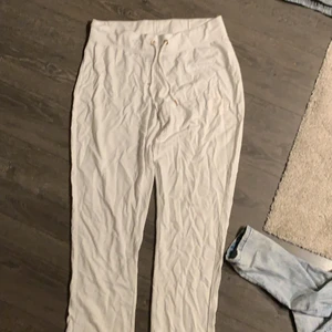 Byxor - Haft länge men dom är i okej skick inga hål eller fläckar 