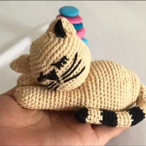 En handsydd katt som gossedjur eller leksak 