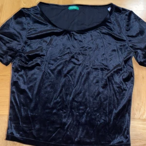 T shirt - Säljer denna jätte fina toppen från en butik i london som min mamma köpte på 90 talet, den är ganska oanvänd då den va för liten för min mamma och endast använd fåtal gånger va mig väldigt skönt och mjukt och luftigt material i sammet i storlek M men passar XS elelr S eftersom jag är en XS o den passar på mig utan problem, väldigt stretchig och skön 