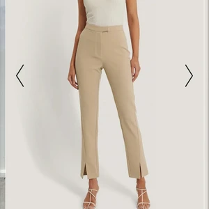 Kostym byxor  - Säljer mina super snygga kostymbyxor som är ifrån NA-KD jag har använt dom några gånger men dom har  tyvärr blivit för tighta i midjan och dessutom så är dom för långa för mig så jag  beslutade därför att sälja vidare dom till någon som har mer användning, priset kan diskuteras vid snabb affär❤️