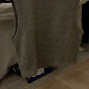 Väst - En väst som är sparsamt använd och i princip testad, från zalando köpt i vintras. Storlek M men passar S också, liten i storlek. Skriv privat för fler bilder och frakt ingår ej <3