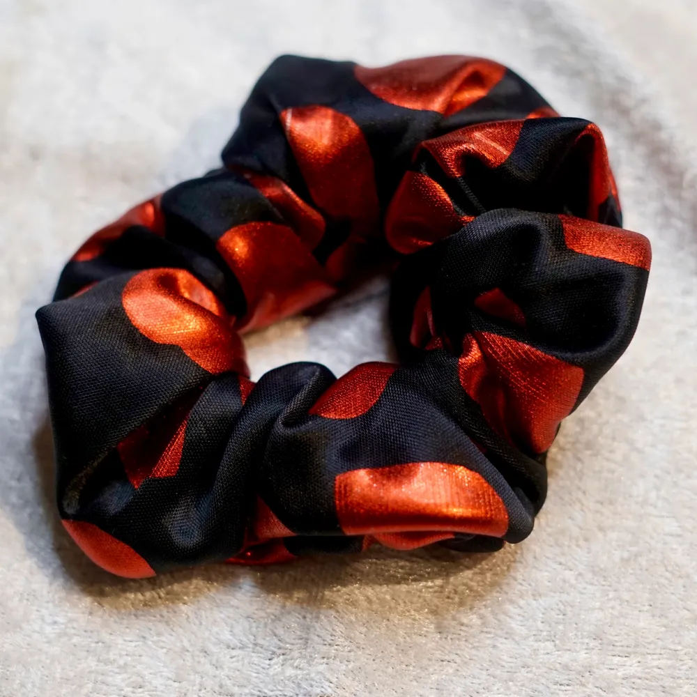 Heart shaped scrunchies red/black. Elastic and high quality. Sown with perfect stitches. Works for any hair type. The scrunchies are made by us, completely new and never used! ✨. Accessoarer.