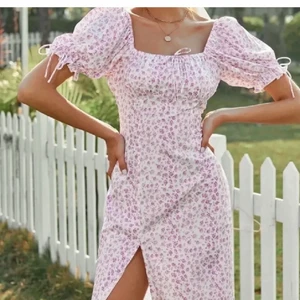 blommig klänning strl XS - strl xs från shein, nästan helt oanvänd💕💖