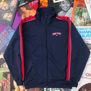 ZIPPER!! 📀📀 - Repostar en riktigt najs vintage Tommy sport zipper från 90-talet till ett GRYMT skick. Den är i bra vintage skick och har inga defekter. Dock så ser Tommy sport texten lite ”sne” ut , vilket den gör på samtliga tröjor som har producerats. Tröjan är i storlek M, men skulle snarare säga S dam och Xs herr. Det är bara att skriva om ni har någon fråga eller undrar något. Ord pris: 299kr!!🌎🌱💫
