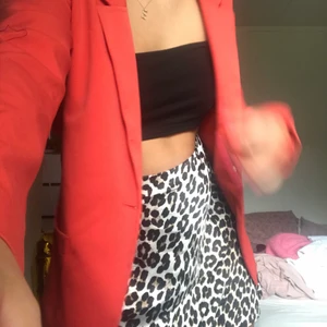 Blazer  - En orange/korallfärgad blazer! Skitsnygg men tyvärr lite liten för mig! Den är lite längre vilket jag själv tycker är skitsnyggt!
