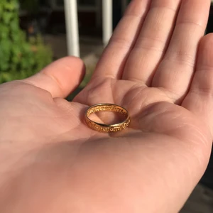 Sagan om ringen ring! - Inte äkta guld, nickelfri. Storlek: 17 innerdiameter.