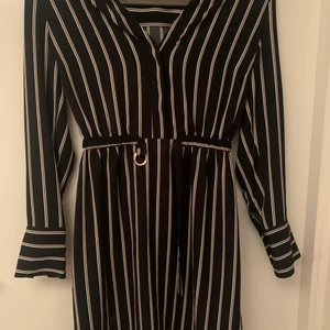 Storlek 34  - Skjortklänning från Hm, använd ungefär 2-3 gånger.  