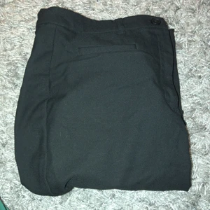 Kostymbyxor - Jätte fina kostymbyxor dock lite korta i storleken, på mig (162cm)  sitter de lite över hälen i stl M, de enda defekterna är två små hål på insidan efter en resår! ❤️ *köparen står för frakt*