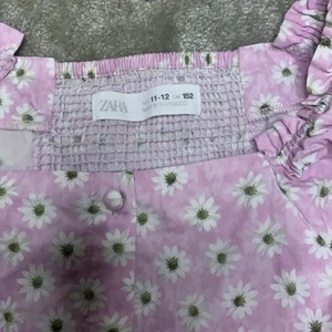 Zara blus i st 152 men passar också xxs  - Jag köpte denna blusen 2019 har använt den två gånger inga lösa sömmar i perfekt sick 