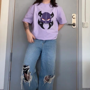 Oversized T-shirt i Lila  - Tröjan är helt ny, oversize fit och trycket är handmålat så tröjan är väldigt unik🖤 