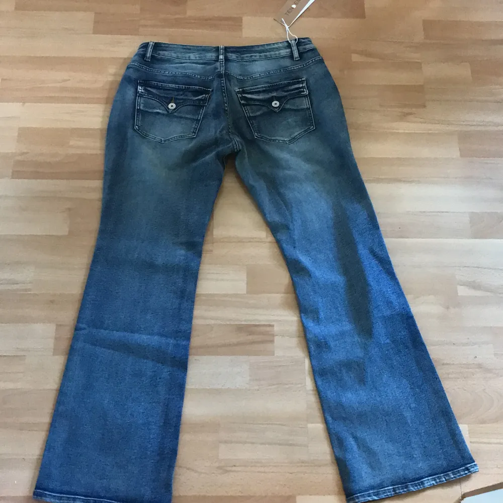Säljer mina nya lågmidjade bootcut jeans som aldrig är använda endast testade för dom var förstora för mig tyvärr🔥 Står storlek M men mer som en L i midjan🌼  skriv för mått eller mer bilder🔥🌼. Jeans & Byxor.