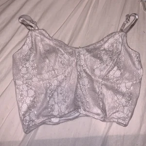 Vit linne från bil bok - Ett vit vanligt linne i storlek M men kan användas för folk som har S