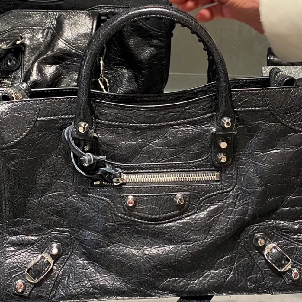 Säljer min Balenciaga väska som jag köpte i Köpenhamn på Illums för ca 12.000 kronor.. Accessoarer.