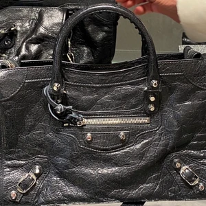 Balenciaga väska - Säljer min Balenciaga väska som jag köpte i Köpenhamn på Illums för ca 12.000 kronor.