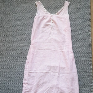 Klänning  - Säljer denna jätte fina rosa rutiga klänningen med ett snöre som detalj. Perfekt att ha till stranden. Säljer pågående av att den är för liten 