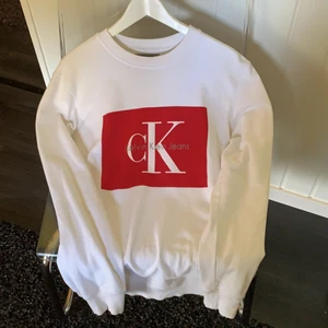 Calvin Klein sweatshirt - Storlek M, bra skick, säljer för jag inte använder längre. Frakt ingår ej.