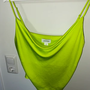 Limegrönt satinlinne - Coolt linne från Monki i satin. Använd 1 gång, storlek M men band som går att justera 