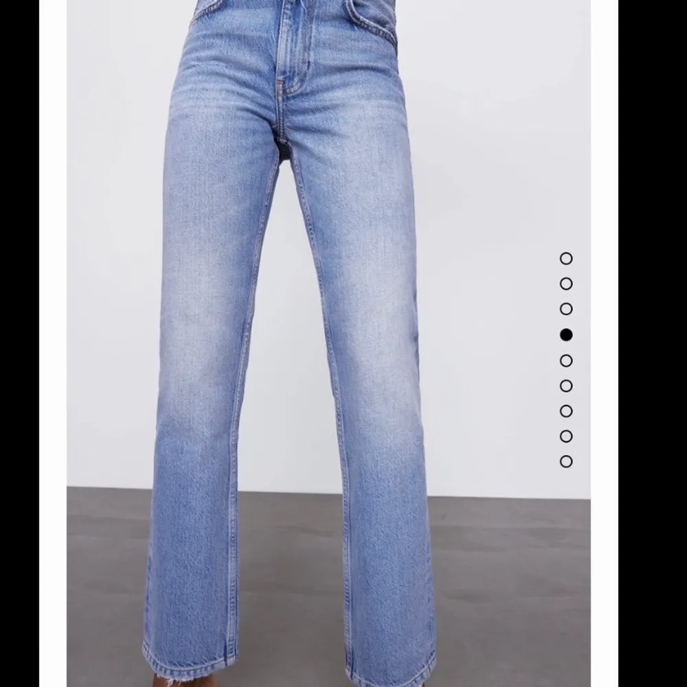 Jeans från zara i storlek 34. Modell: jeans zw the truth slim. De är mer raka i benen. Helt nya med läpparna kvar.. Jeans & Byxor.