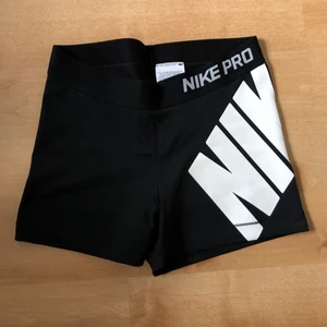 Nike PRO träningsshorts - Säljer Nike PRO träningsshorts i superfint skick!!! Nästintill aldrig använda. Vid frågor, kontakta mig! 🥰🥰 Köparen står för frakt!