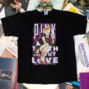 T-SHIRT!! 💿💿 - Tour merch från Pinks world tour 2012; “Truth about love tour” där hon spelade i Stockholm. Tröjan har inga defekter och är i bra skick. Tröjan är L men den passar snarare en M. Tveka inte att höra av dig om du undrar något! (M/L) ORD: 199kr💫🌱✌🏻