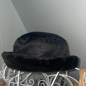 Världens finaste lilla hatt - Hatt med fluff längst kanterna, supermysig och sjukt bekväm och snygg💘