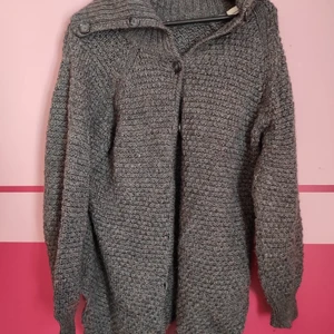 Tjocktröja - Tjocktröja, stickad. Knappt använd. Hund finns i