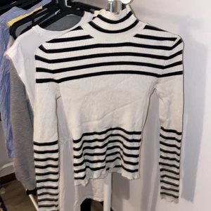 Polotröja från zara  - Snygg randig polotröja från zara❤️ buda 