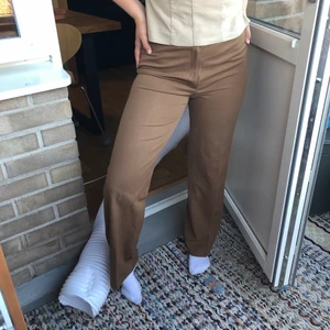 Kostymbyxor  - Finaste kostymbyxorna köpta på humana, bra skick. Passar både s och m. Köpare står för frakt🍒🍒
