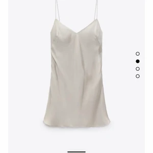 Zara klänning - Säljer min helt nya zara klänning då jag ej amdvönder den så mycket , det är st M men passar mig som har xs/S, sömmen har sprätts upp lite för jag kommit åt med en nagel , skriv privat för bild❤️
