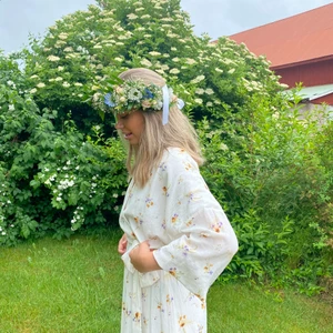 Sommarklänning  - Jag säljer min slutsålda långklänning från H&M i XS. Tycker den är superfin, men har endast använt den en gång eftersom jag inte känner att den passar mig. Jag säljer den från 300kr, men skriv i kommenterna för eventuell budgivning! 💕