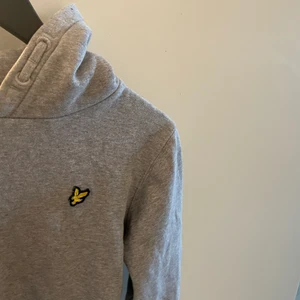 Lyle&scott hoodie  - Står ingen storlek men jag skulle säga den som 146/150 i barn storlek, bra skick knappt använd då den va liten 