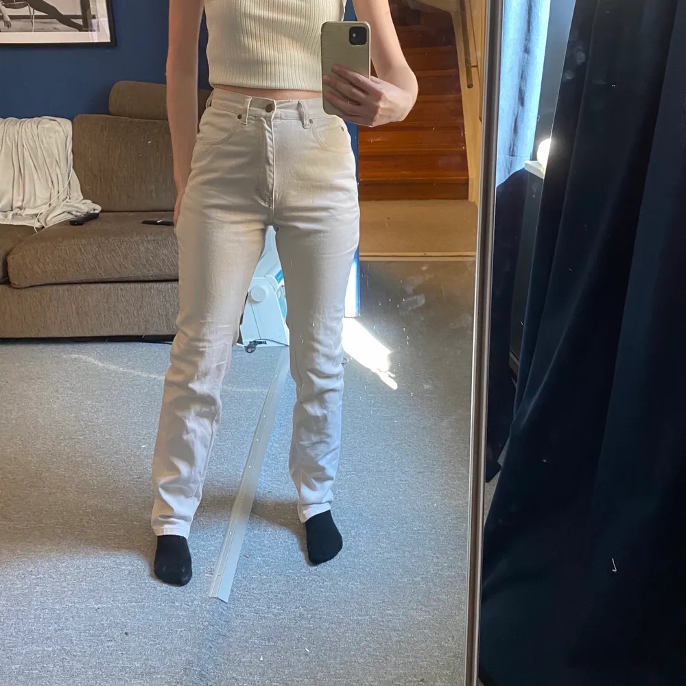 Vita jeans köpta på beyond retro, endast använda några gånger! Mom-jeans modell🌸 passar mig som är en storlek 34/36, 168cm lång. . Jeans & Byxor.