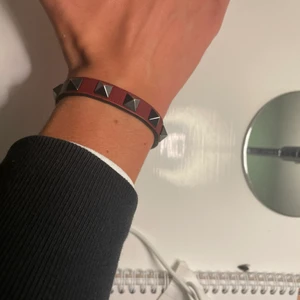 Valentino armband, mörkrött - Ett valentino armband i mördröd färg. Väldigt fint skick, bedöm själv utifrån bilderna. ONESIZE storlek. Pris: 1200 kr.