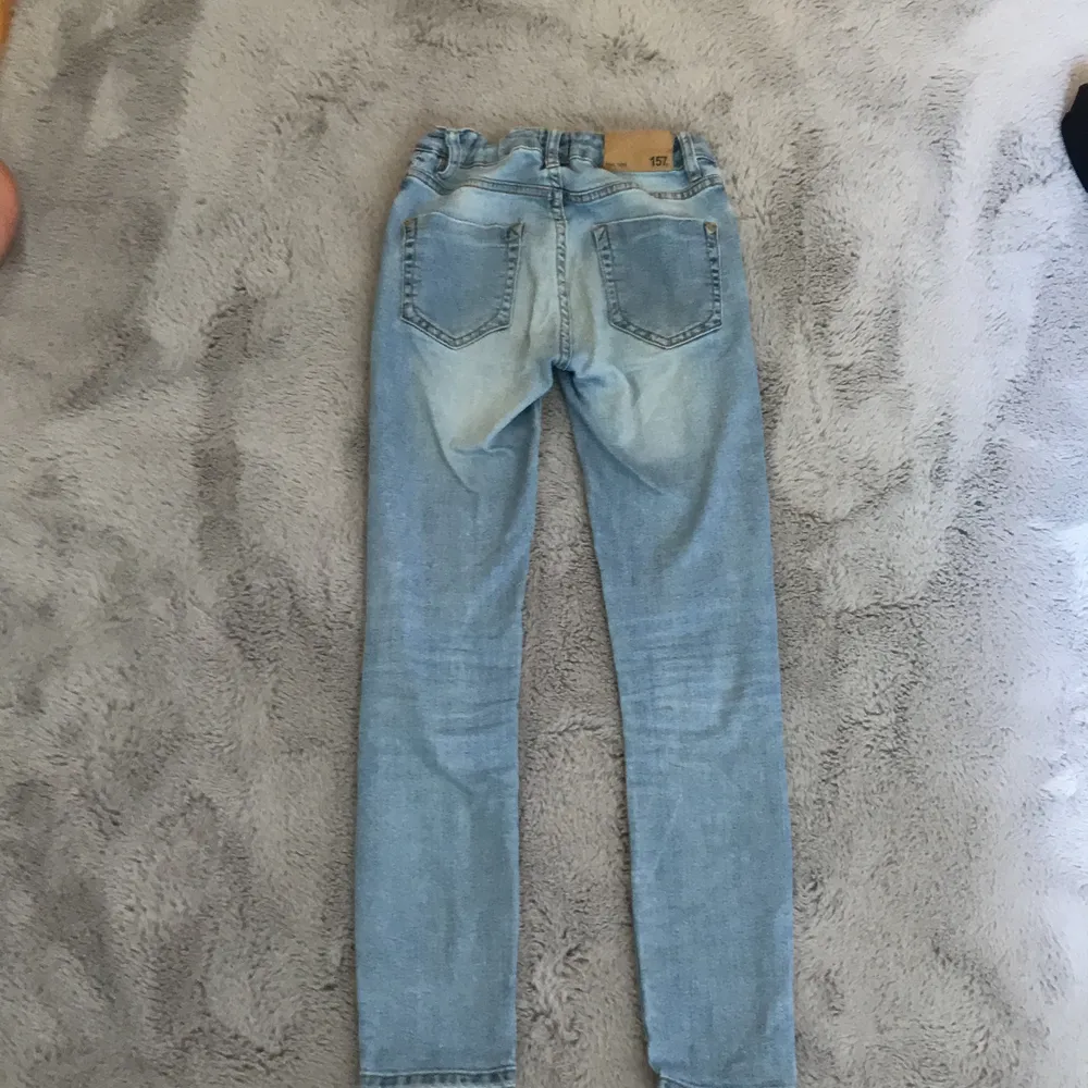 Säljer dessa ljusblåa skinny jeansen för 75 kr. Jag köpte dom för 150kr på Lager 157. Jeansen har resor i midjan och fickor både fram och bak. Har använt jeansen ganska mycket med dom är fortfarande i bra skick.. Jeans & Byxor.