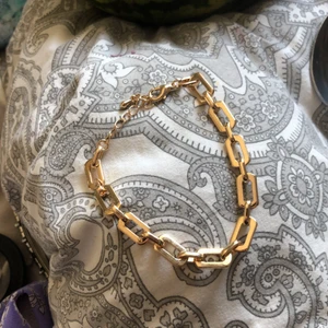 Guldigt armband från Gina tricot  - Nytt armband från Gina tricot. Nypris 129kr och mitt pris är 50kr inklusive frakt. Det är rostfritt stål och är i färgen guld🥰