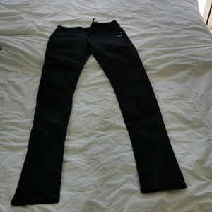 G-star Fender Skinny  - Oanvända svarta smala G-starjeans. Storlek 25-32
