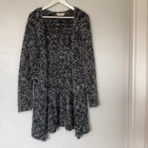 Mysig lång kofta - En supermysig lång kofta! Sitter fint påmpch går även att knyt tillsammans om man vill det. Sparsamt använt och i hög kvalitet 