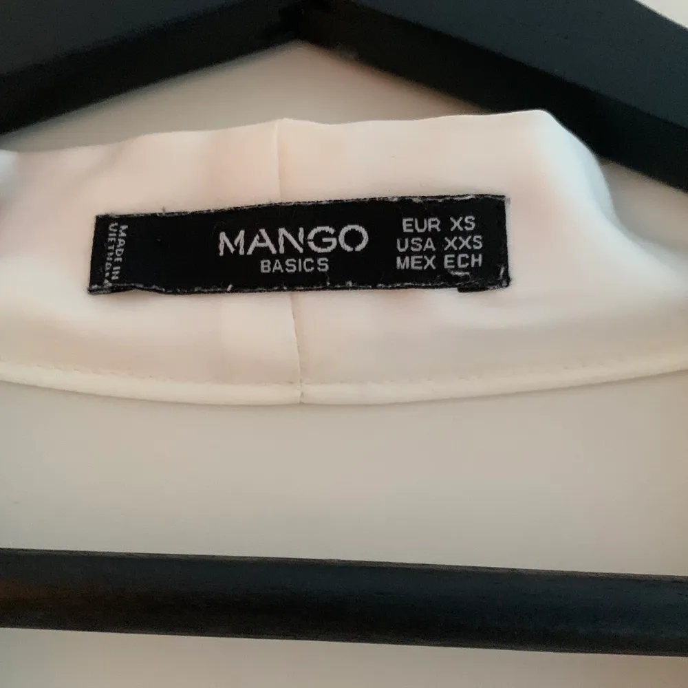 En vit blus i jätteskönt material från Mango i storlek XS. Knappt alls använd så är i jättefint skick! Köparen står för frakt. Blusar.
